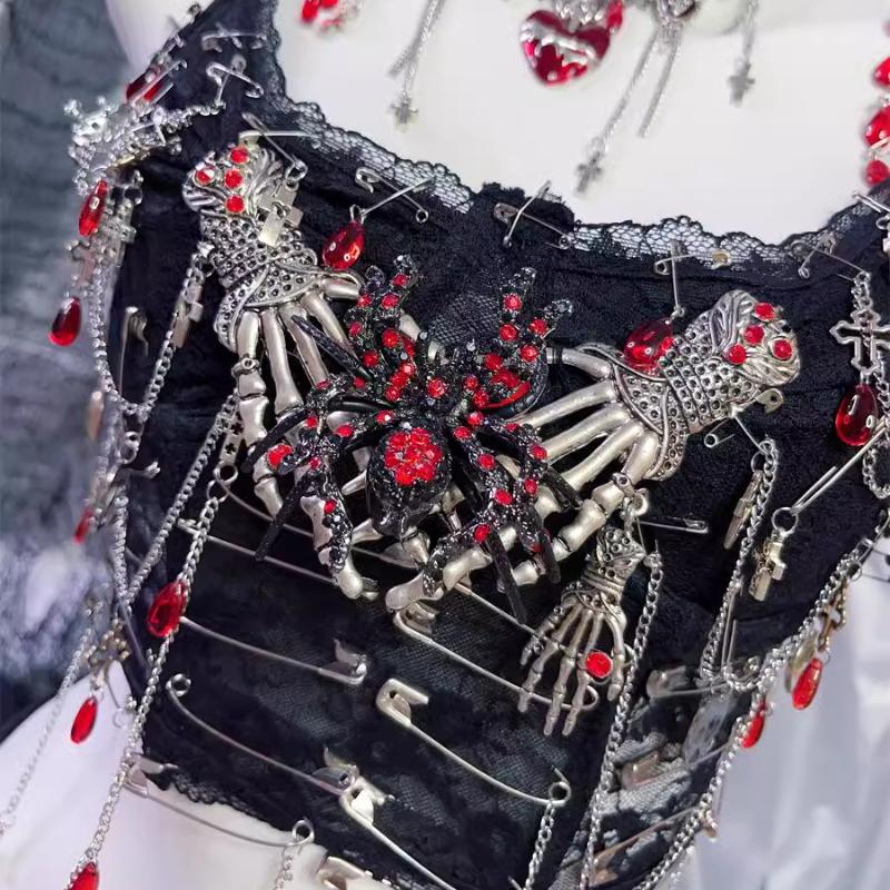 Haut camisole à ourlet en dentelle et chaîne en métal, col en U, appliqué tête de mort et griffes 