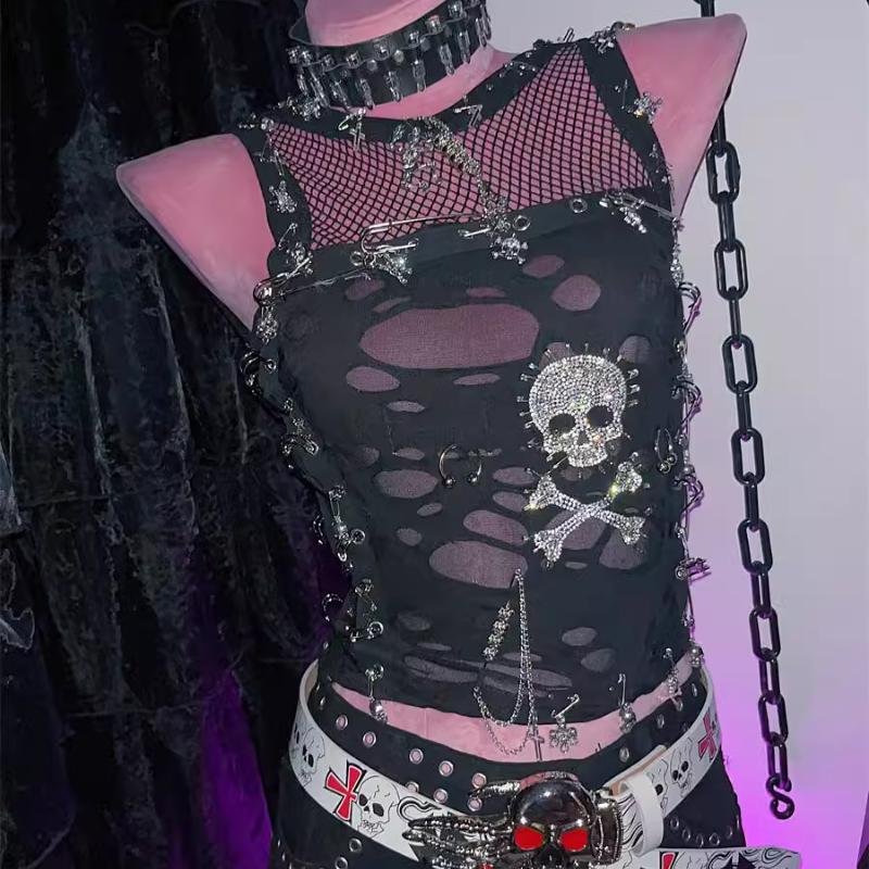 Top de cuello redondo de rejilla con apliques de calavera y cadena de metal con cuentas 