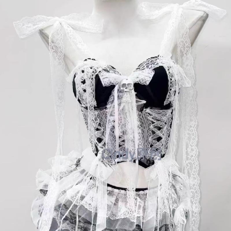 Conjunto de minifalda con escote en V, lazo y dobladillo de encaje con apliques de calavera 