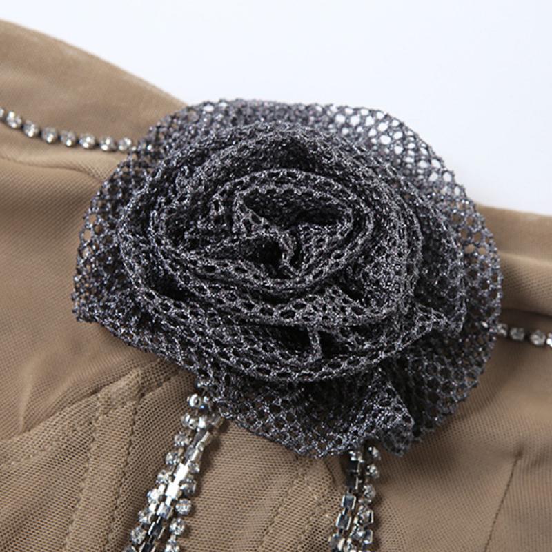 Top de tubo de malla con apliques de flores y cadena de metal con cuentas 