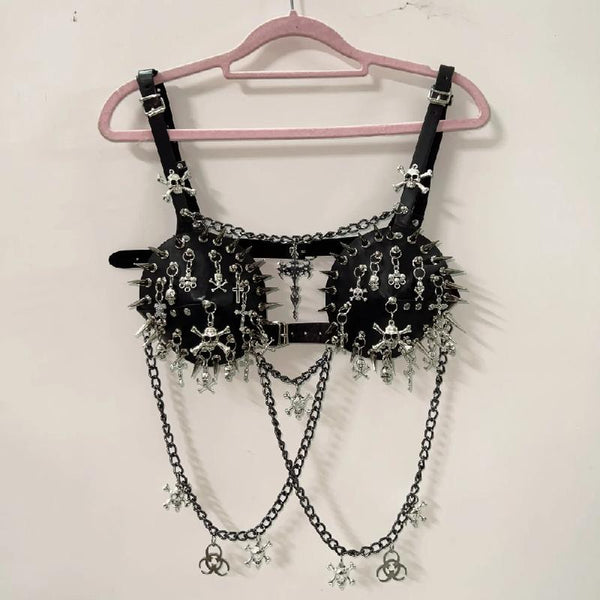 Top de tirantes con hebilla y aplique de calavera con remaches de cadena de metal 