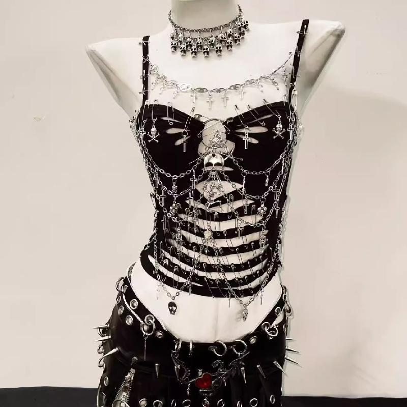 Haut camisole à anneau en O avec chaîne en métal ajourée et appliqué tête de mort 