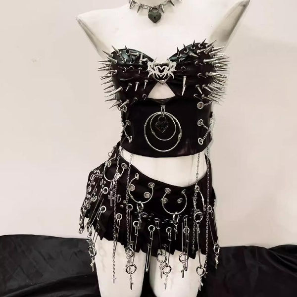 Sweetheart neck hollow out o ring rivet applique top