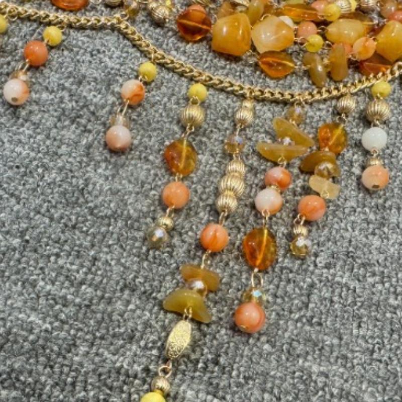 Top de tirantes con cuello halter, cuentas y cadena de metal hueca 