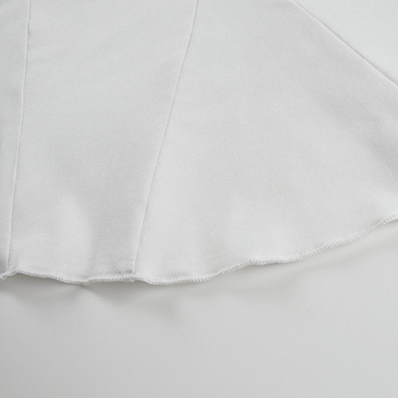 Mini-robe à volants froncés à manches longues et épaules dénudées 