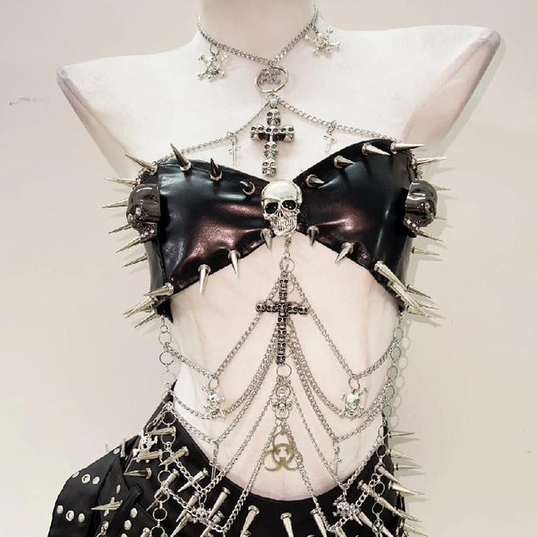 Ensemble mini-jupe plissée en cuir PU avec appliques de rivets en forme de tête de mort 