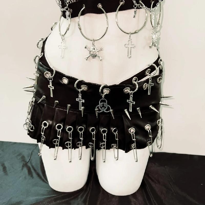 Ensemble mini-jupe zippée avec chaîne en métal et anneau en O et applique tête de mort 