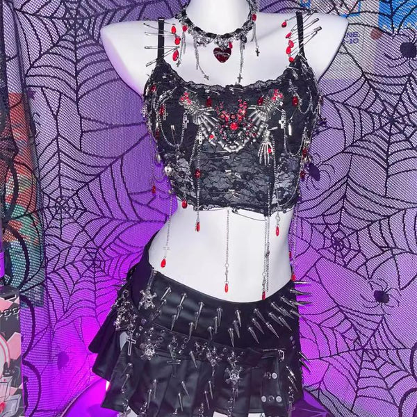 Haut camisole à ourlet en dentelle et chaîne en métal, col en U, appliqué tête de mort et griffes 