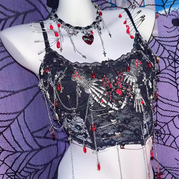 Haut camisole à ourlet en dentelle et chaîne en métal, col en U, appliqué tête de mort et griffes 