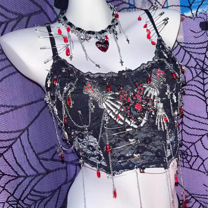 Haut camisole à ourlet en dentelle et chaîne en métal, col en U, appliqué tête de mort et griffes 