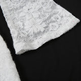 Vestido mini de encaje de plumas con mangas acampanadas y hombros descubiertos 