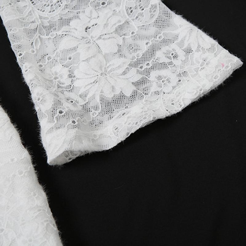 Vestido mini de encaje de plumas con mangas acampanadas y hombros descubiertos 