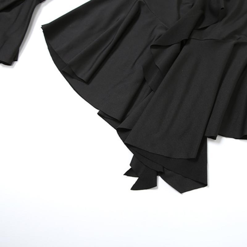 Vestido mini con volantes, cuello en V, manga larga acampanada y lazo anudado 
