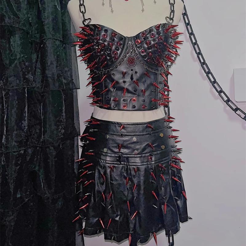Ensemble mini-jupe plissée zippée en cuir PU avec appliques de rivets 