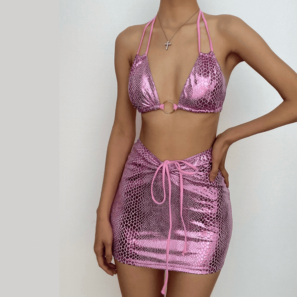 Traje de baño de tres piezas con minifalda con lazo y aro metálico de piel de serpiente 