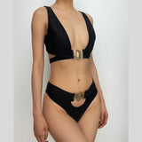 Traje de baño bikini sin mangas con cuello en V y lazo sólido con apliques de metal 