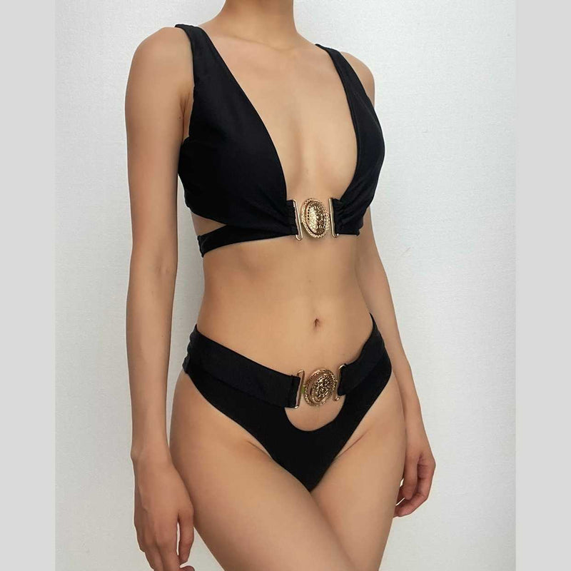 Traje de baño bikini sin mangas con cuello en V y lazo sólido con apliques de metal 