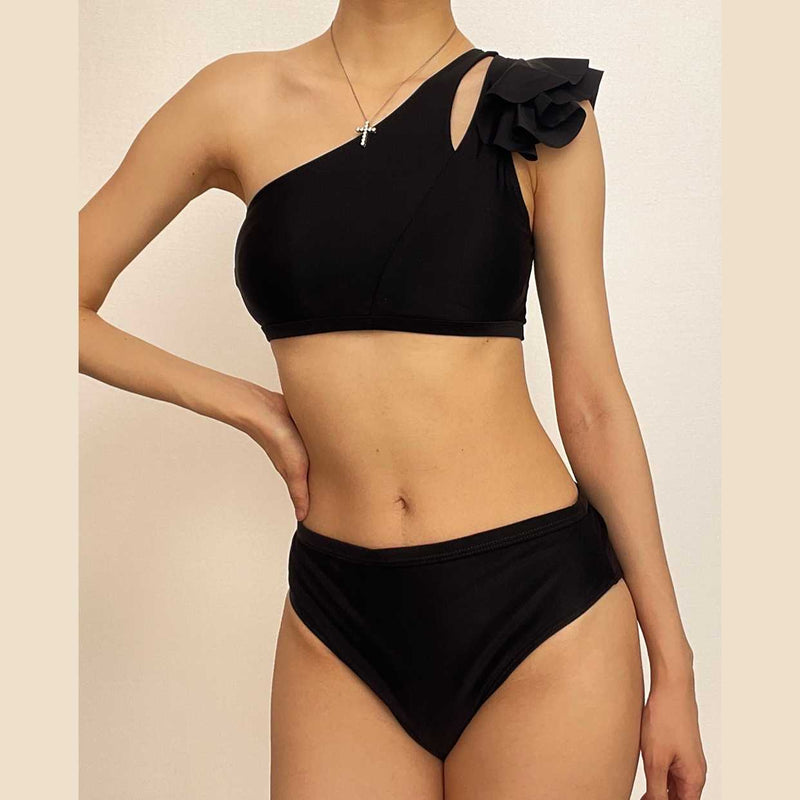 Maillot de bain bikini asymétrique à volants et découpes irrégulières et solides 