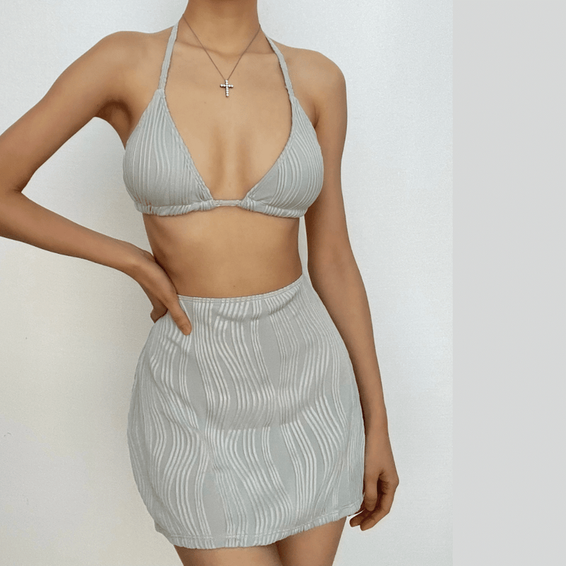 Traje de baño de tres piezas con minifalda acolchada, con lazo y textura en color sólido 