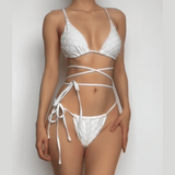 Traje de baño bikini con lazo en la espalda cruzada y textura de flores 