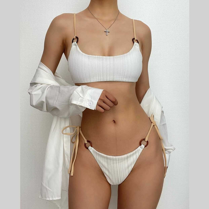 Traje de baño bikini con relleno y aro en forma de U con lazo en contraste 