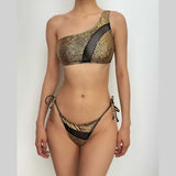Traje de baño bikini con un hombro al descubierto y diseño de patchwork con estampado de piel de serpiente 