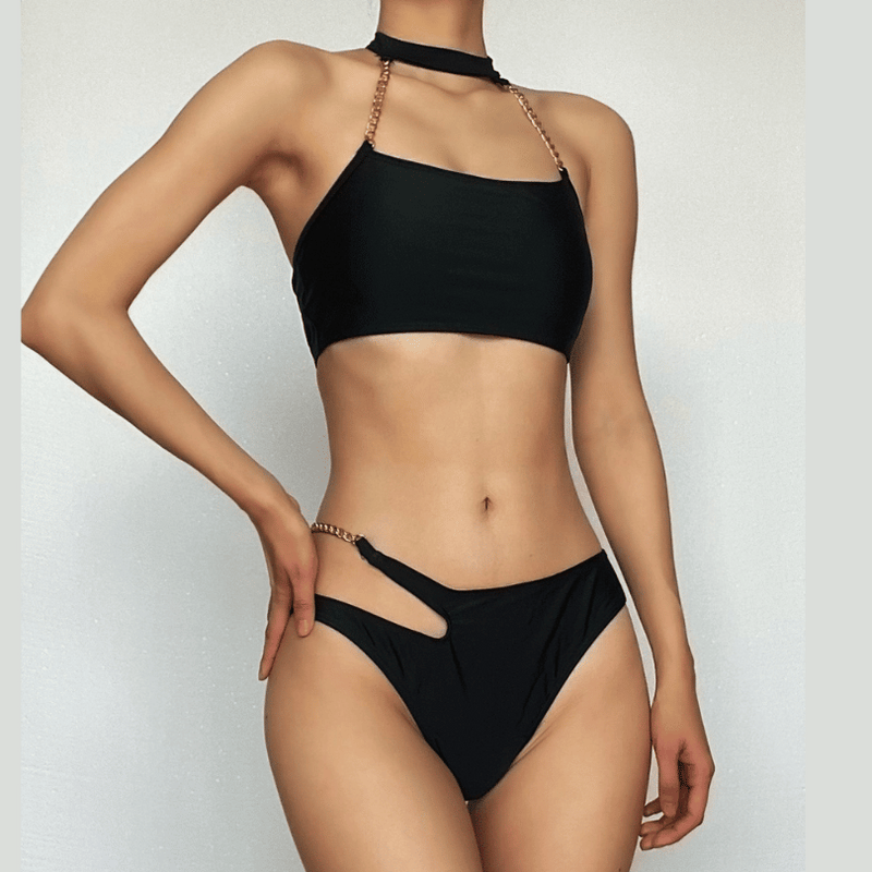 Traje de baño bikini liso con cuello halter y cadena de metal, con lazo y abertura. 