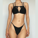 Traje de baño bikini liso con cuello halter y abertura de malla con lazo 