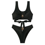 Traje de baño bikini sin mangas con cuello en V y lazo sólido con apliques de metal 