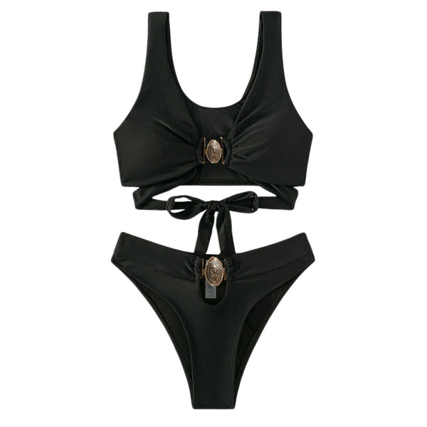 Traje de baño bikini sin mangas con cuello en V y lazo sólido con apliques de metal 