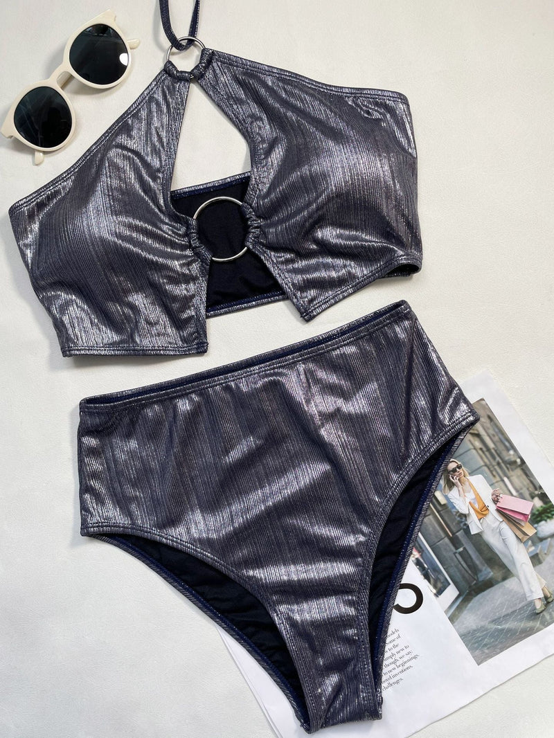 Traje de baño bikini con cuello halter, ahuecado, con aro metálico y lazo. 