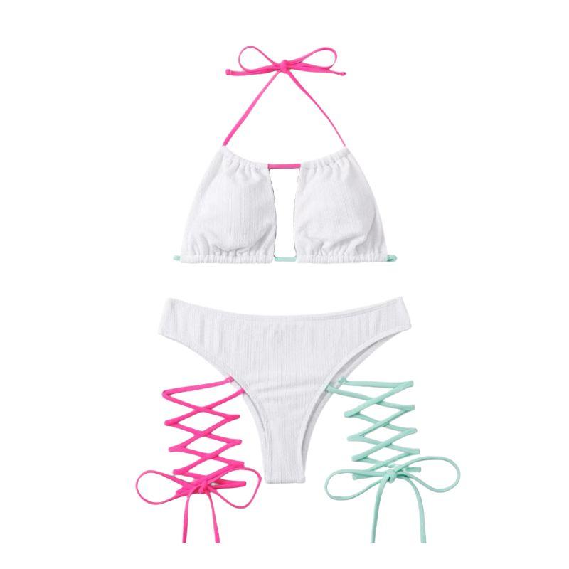 Traje de baño bikini de corte halter con espalda descubierta, textura y huecos con lazo en contraste 