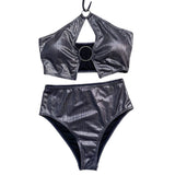 Traje de baño bikini con cuello halter, ahuecado, con aro metálico y lazo. 