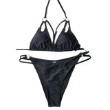 Traje de baño tipo bikini con cuello halter y anilla en forma de O con frente cruzado 