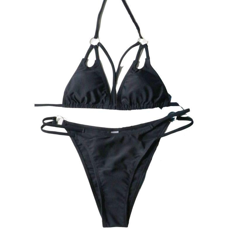 Traje de baño tipo bikini con cuello halter y anilla en forma de O con frente cruzado 