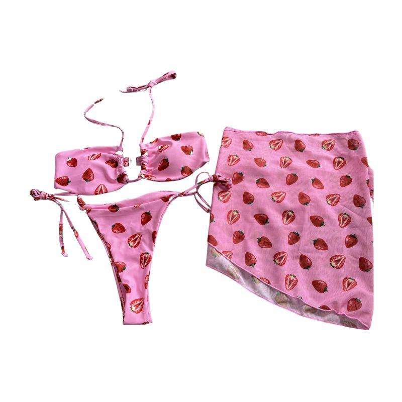 Traje de baño de 3 piezas con minifalda de malla con cuello halter y lazo anudado con estampado de fresa 