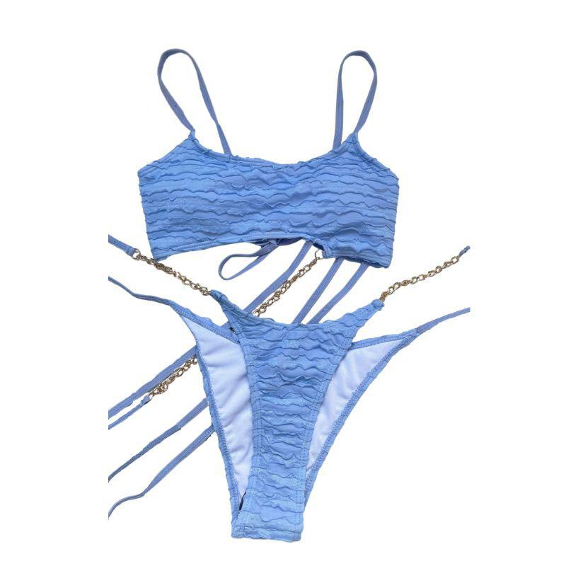 Traje de baño bikini sin espalda con lazo irregular y cadena de metal texturizado 