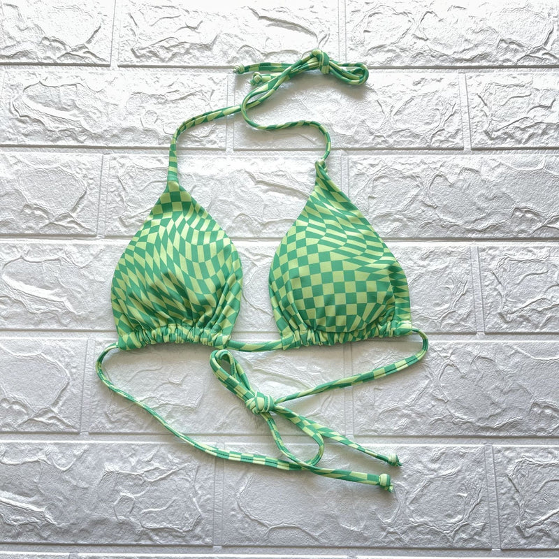 Traje de baño bikini sin espalda con contraste a cuadros y lazo tipo halter 