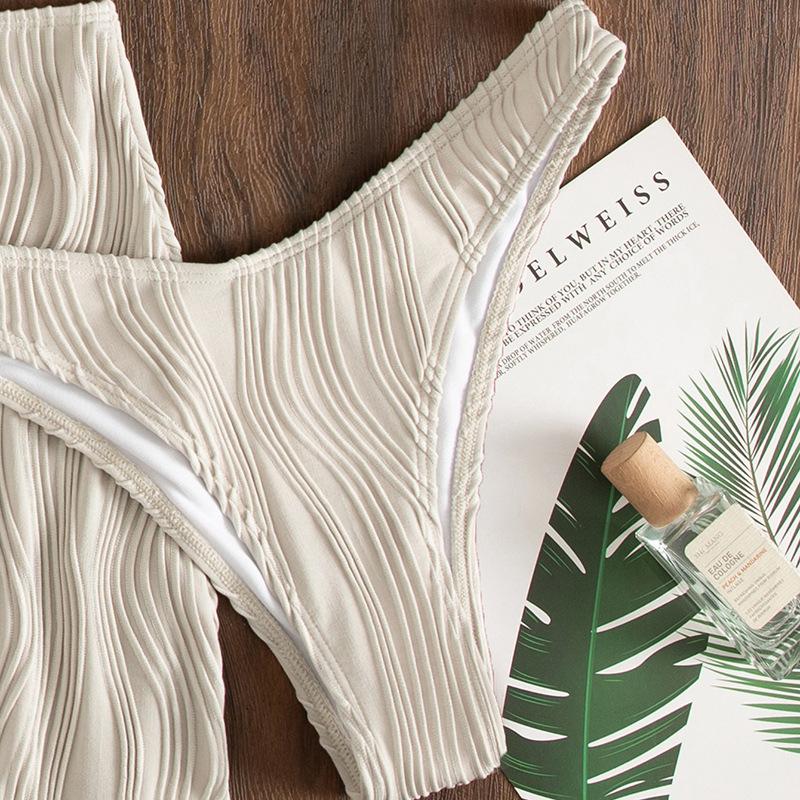 Traje de baño de tres piezas con minifalda acolchada, con lazo y textura en color sólido 