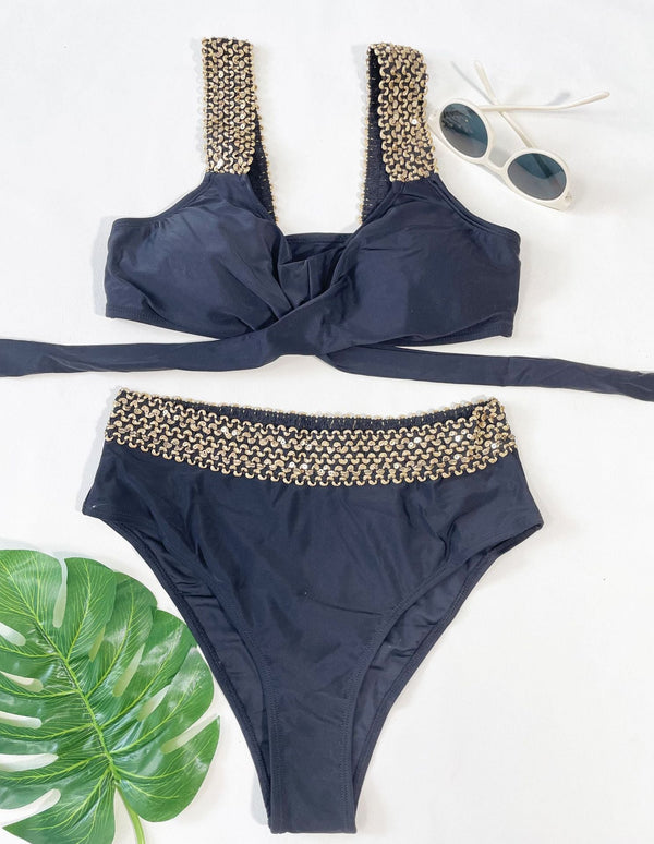 Traje de baño bikini con abertura y lazo cruzado en contraste en la parte delantera 