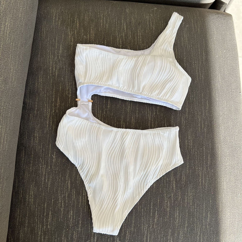 Maillot de bain une pièce texturé uni à une épaule et bouton ajouré 