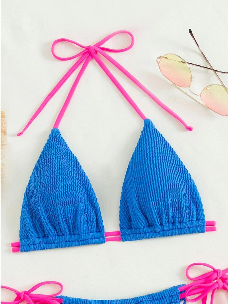 Traje de baño bikini texturizado con lazo en contraste y cuello halter 