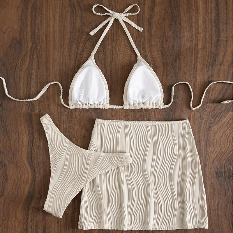 Traje de baño de tres piezas con minifalda acolchada, con lazo y textura en color sólido 