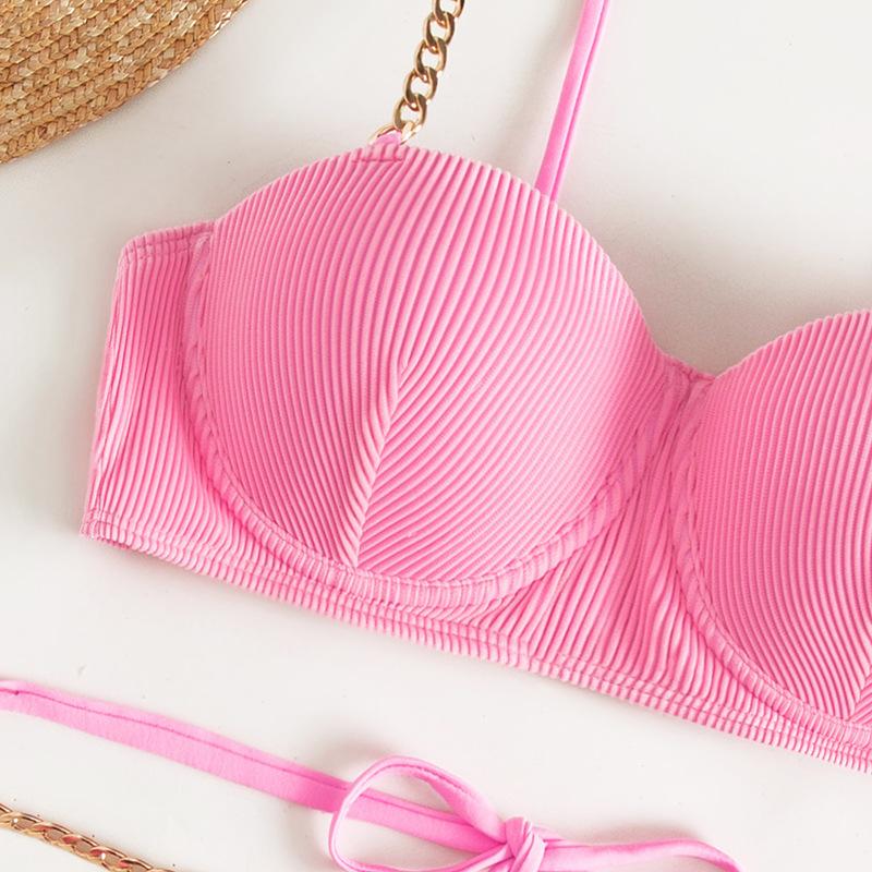 Traje de baño bikini liso con botones y cadena metálica acolchada y lazo 