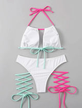 Traje de baño bikini de corte halter con espalda descubierta, textura y huecos con lazo en contraste 