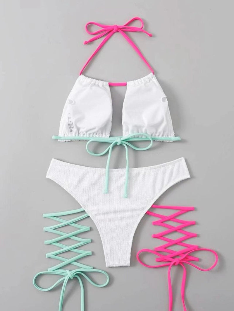 Traje de baño bikini de corte halter con espalda descubierta, textura y huecos con lazo en contraste 