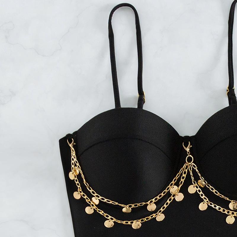 Traje de baño tipo bikini con escote en forma de corazón y relleno de cadena metálica 