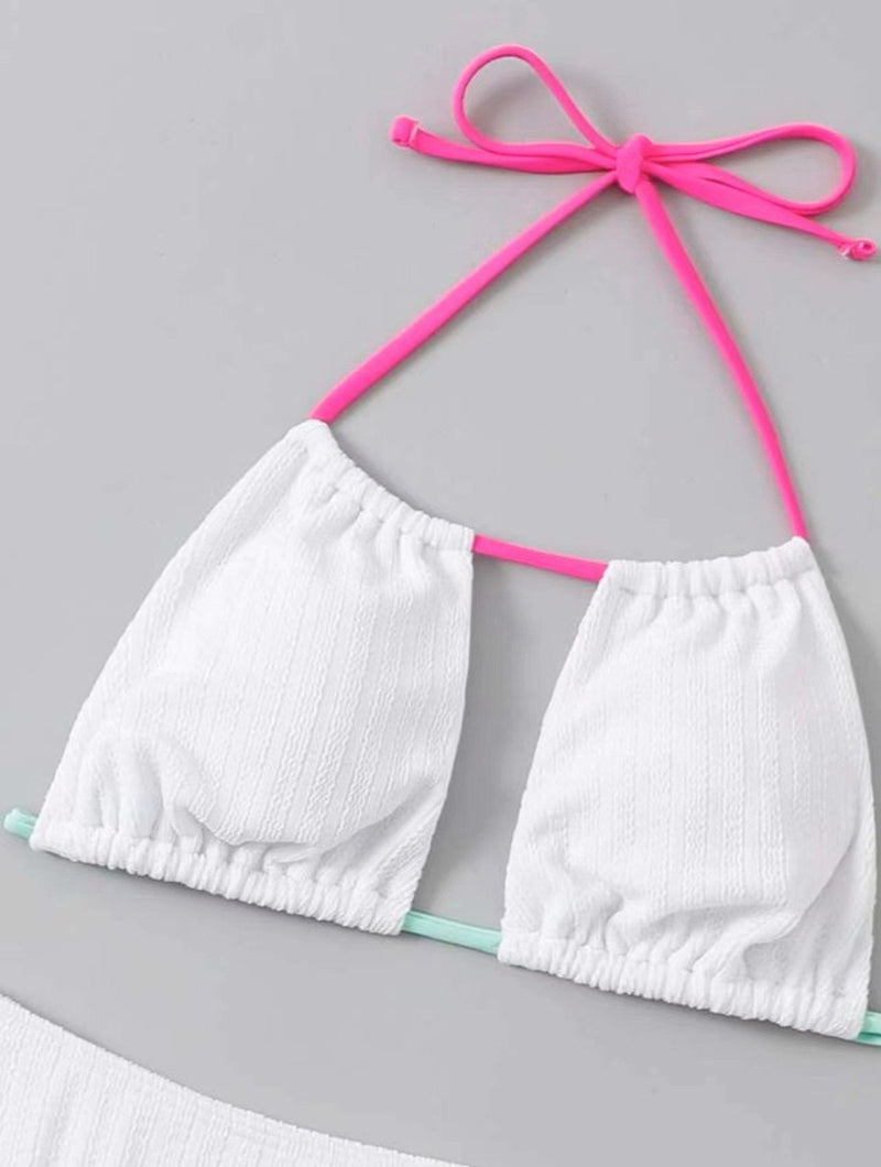 Traje de baño bikini de corte halter con espalda descubierta, textura y huecos con lazo en contraste 