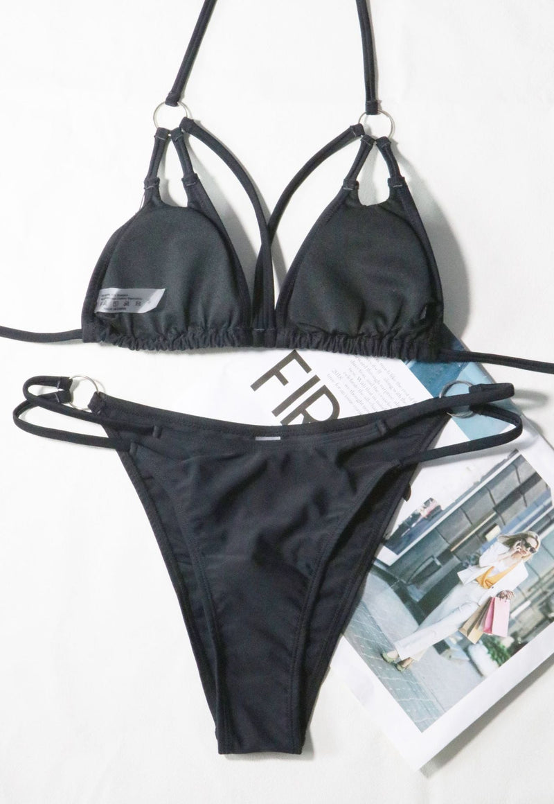 Traje de baño tipo bikini con cuello halter y anilla en forma de O con frente cruzado 