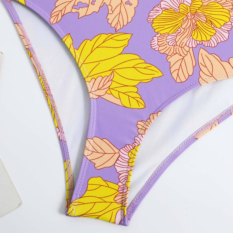 Traje de baño de una pieza con estampado de hojas con volantes irregulares en contraste 